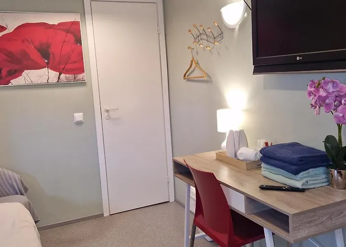 Freedom65 And Caravan Hostel *