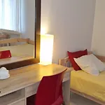 Freedom65 And Caravan Hostel *