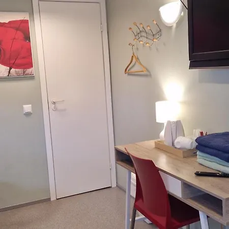 Freedom65 And Caravan Hostel *