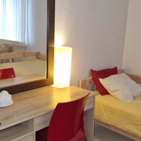 Freedom65 And Caravan Hostel *